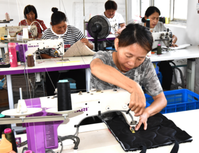 靈璧縣馮廟鎮(zhèn):縫紉加工帶動(dòng)農(nóng)民家門口就業(yè)
