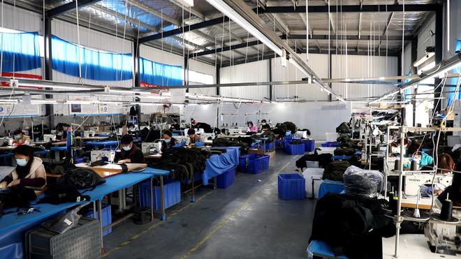 洛寧縣城關鎮鄉賢黃京玉 一朵怒放的鄉賢花，托起箱包加工致富夢